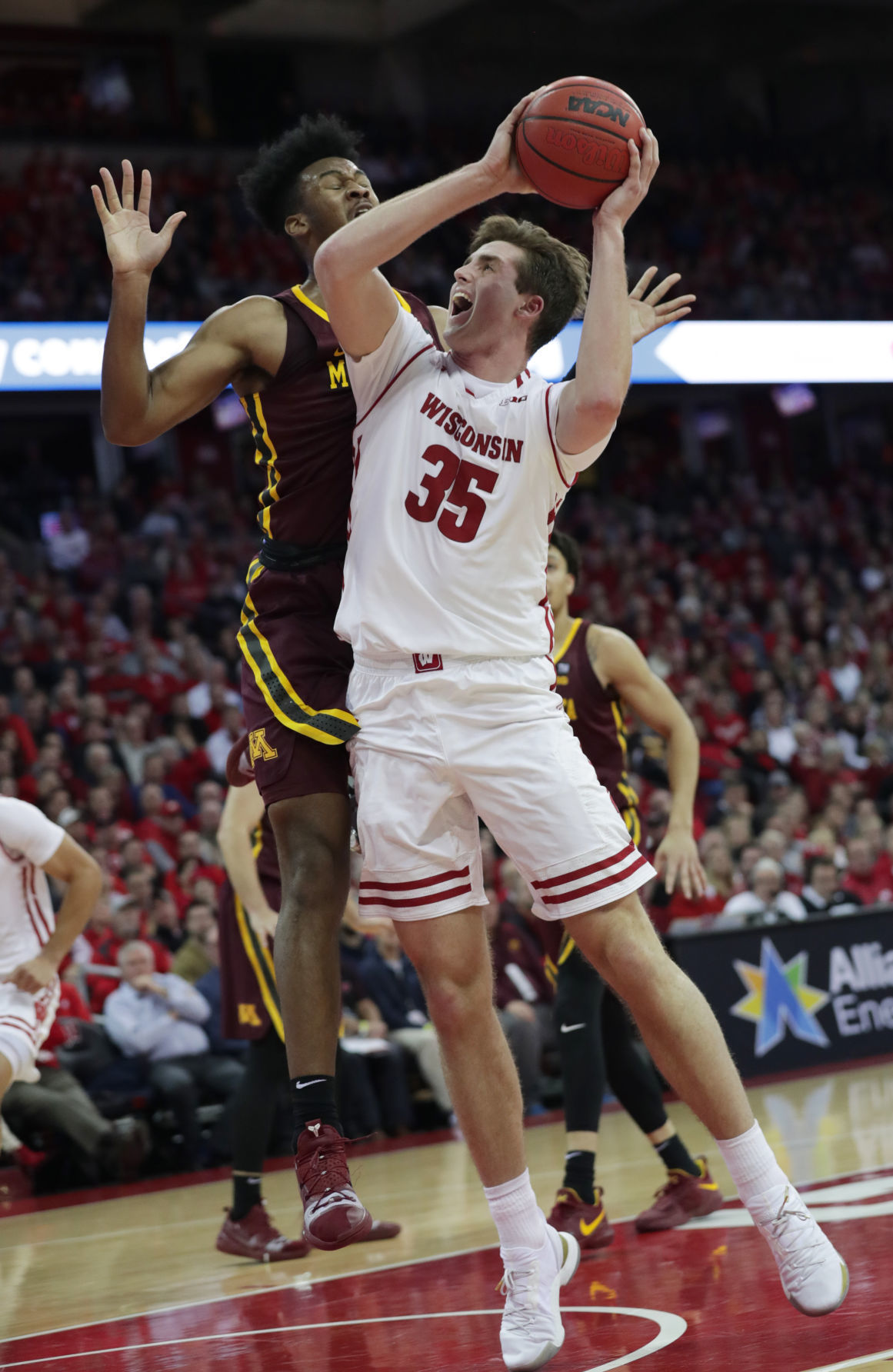 Golden Gophers 59, Badgers 52